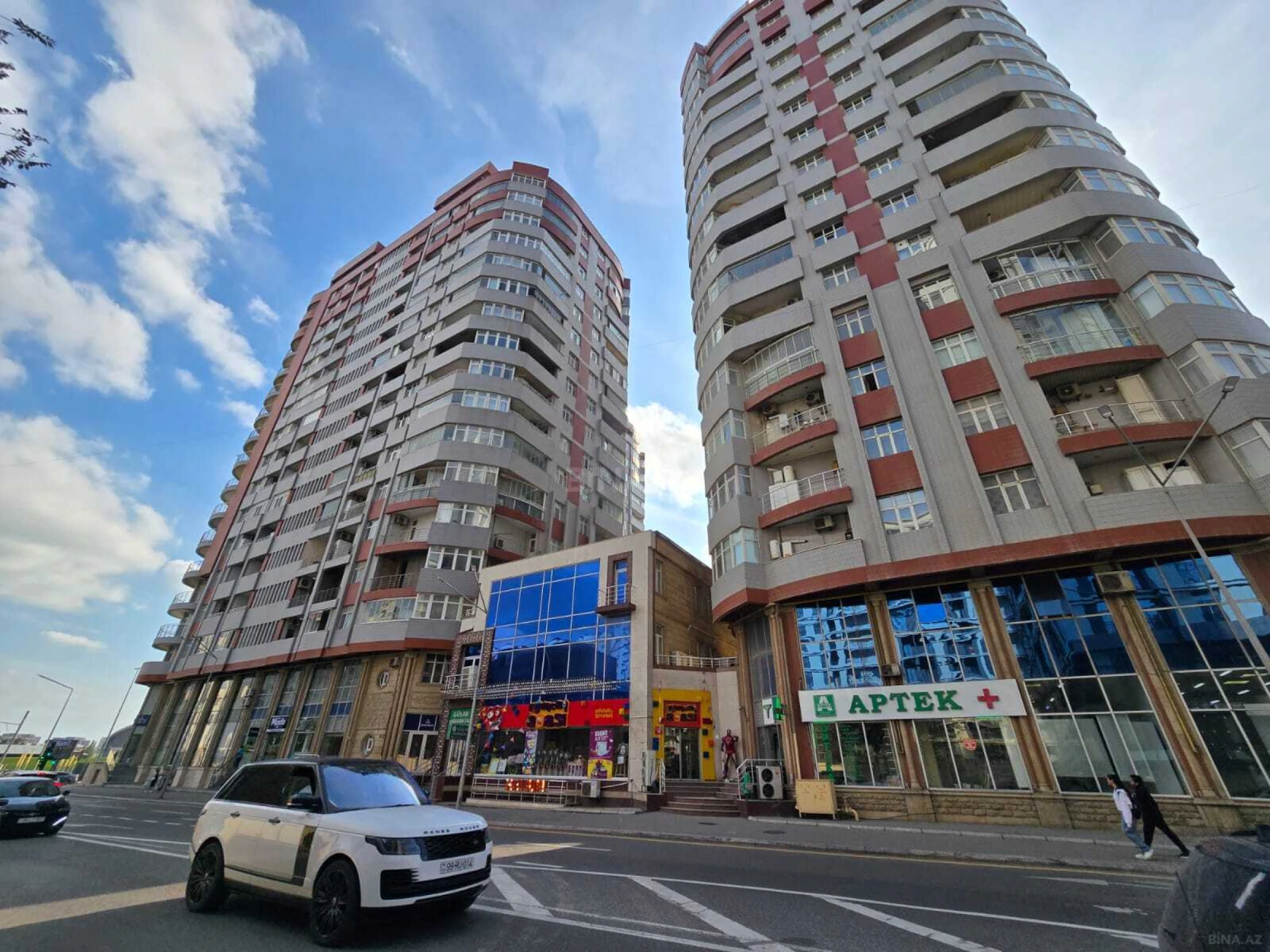 Satılır 3 otaqlı mənzil 162 m²