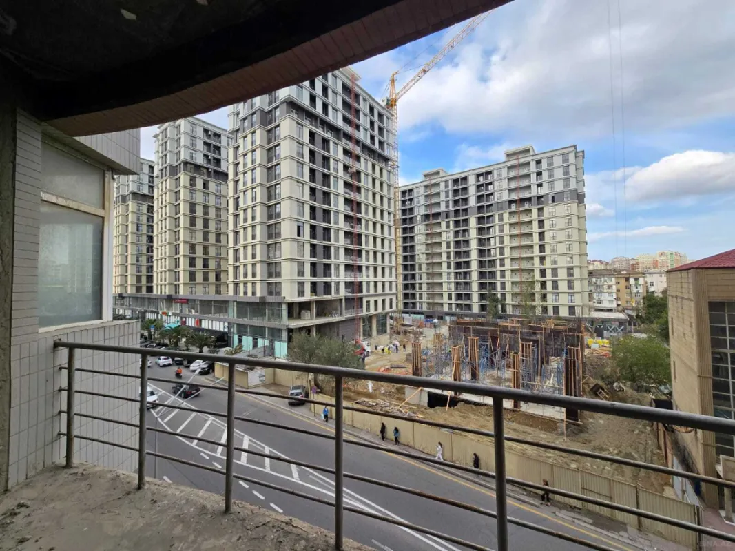 Satılır 3 otaqlı mənzil 162 m²
