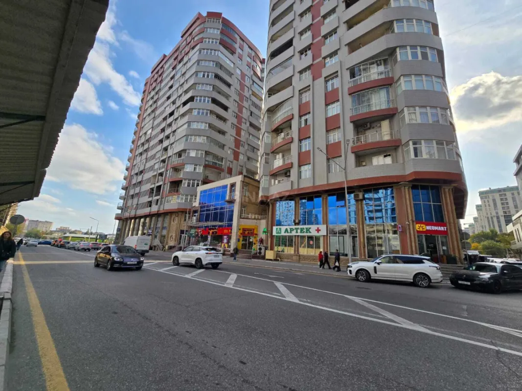 Satılır 3 otaqlı mənzil 162 m²