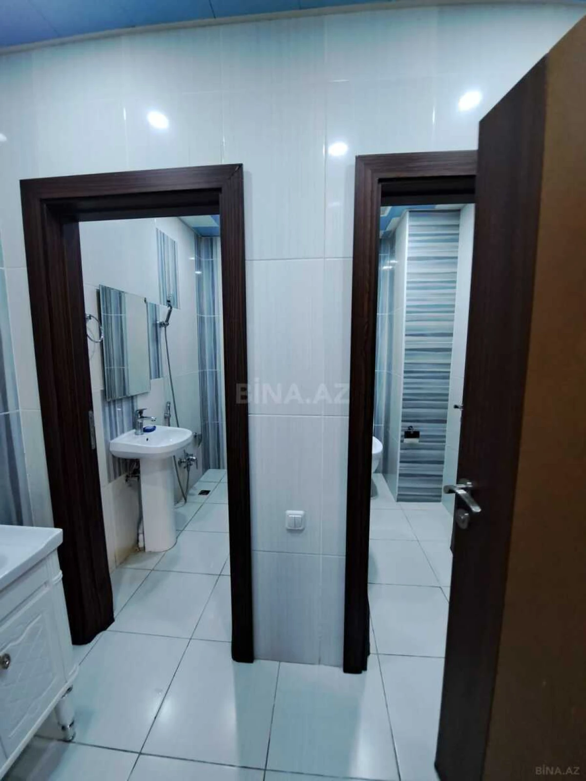 Satılır 4 otaqlı ofis 235 m²