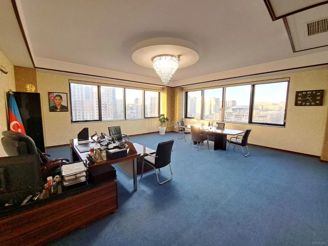 Satılır 4 otaqlı ofis 235 m²