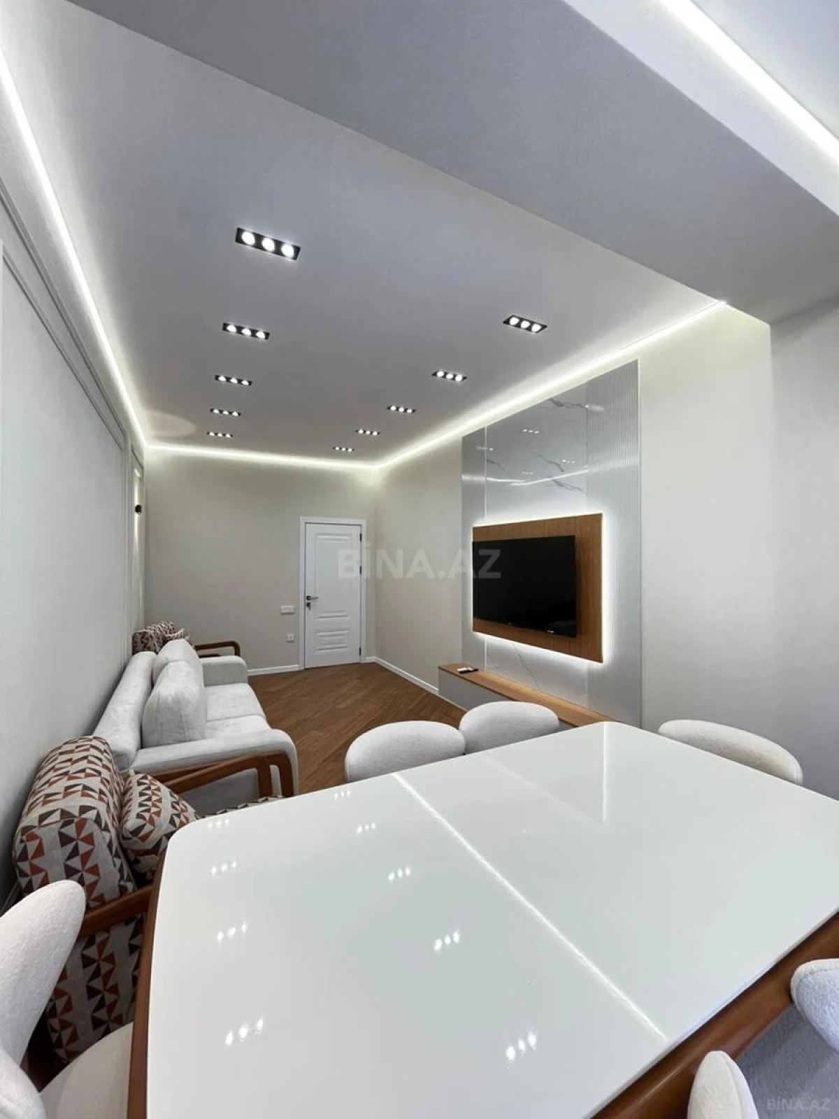 Satılır 2 otaqlı mənzil 68 m²