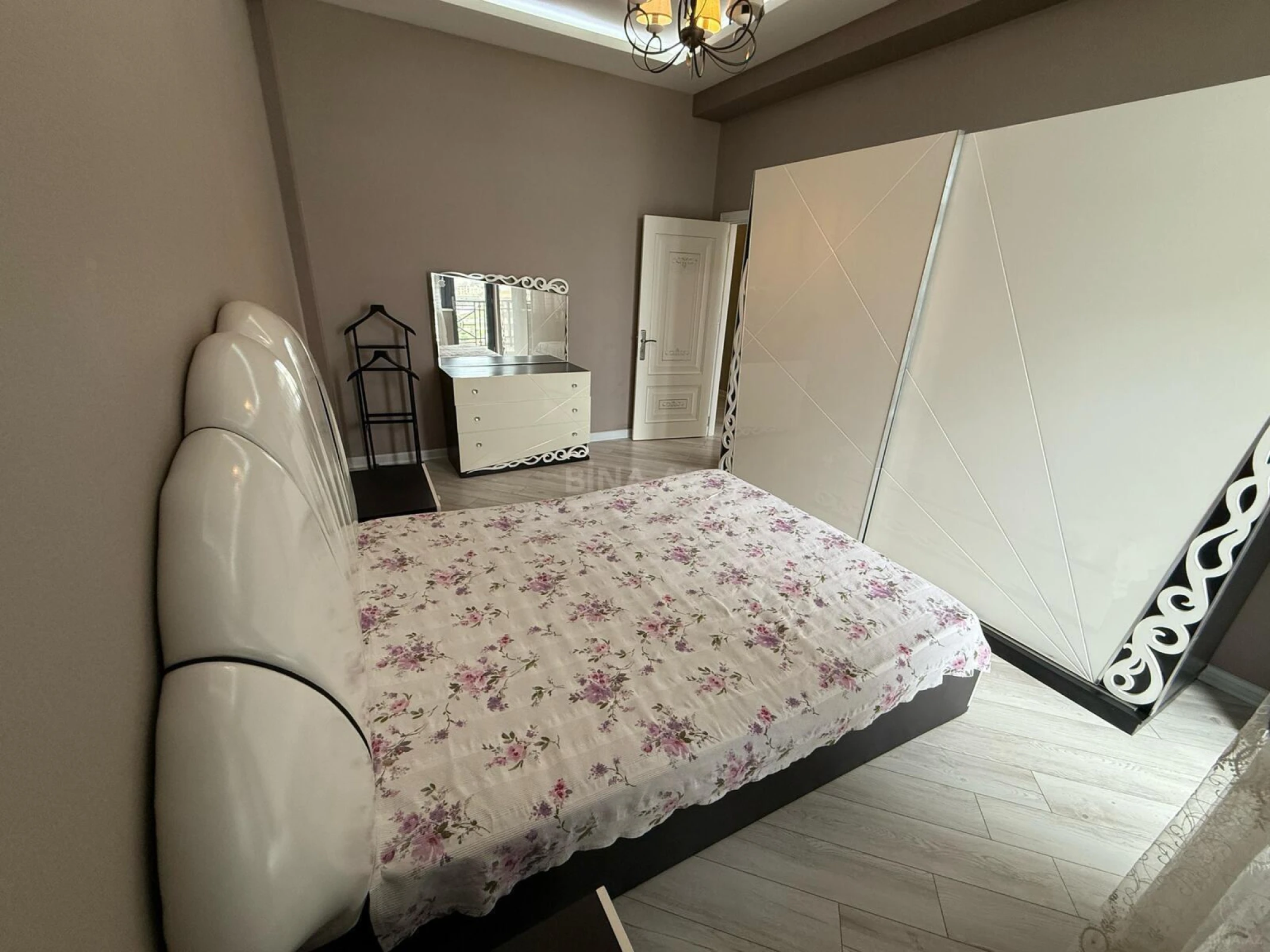 Kirayə verilir 3 otaqlı mənzil 120 m²
