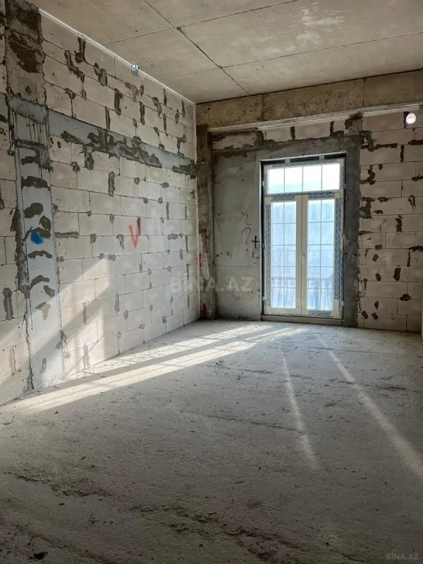 Satılır 4 otaqlı mənzil 136 m²
