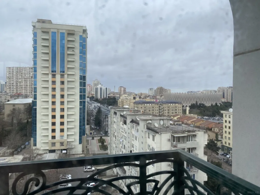 Satılır 4 otaqlı mənzil 248.5 m²