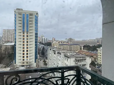 Satılır 4 otaqlı mənzil 248.5 m²