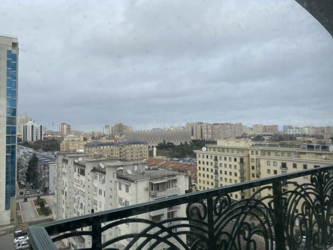 Satılır 4 otaqlı mənzil 248.5 m²