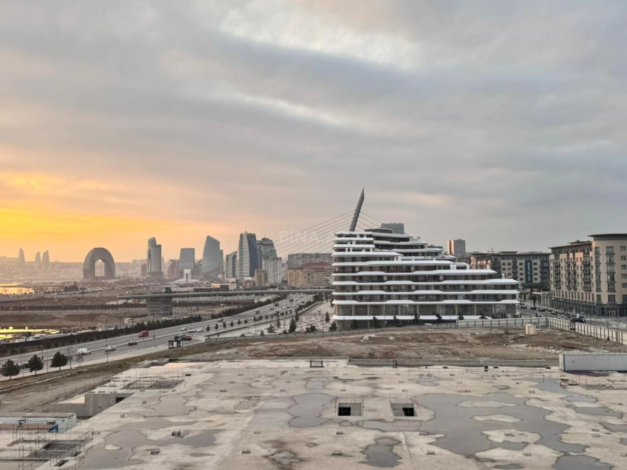 Satılır 4 otaqlı mənzil 185 m²