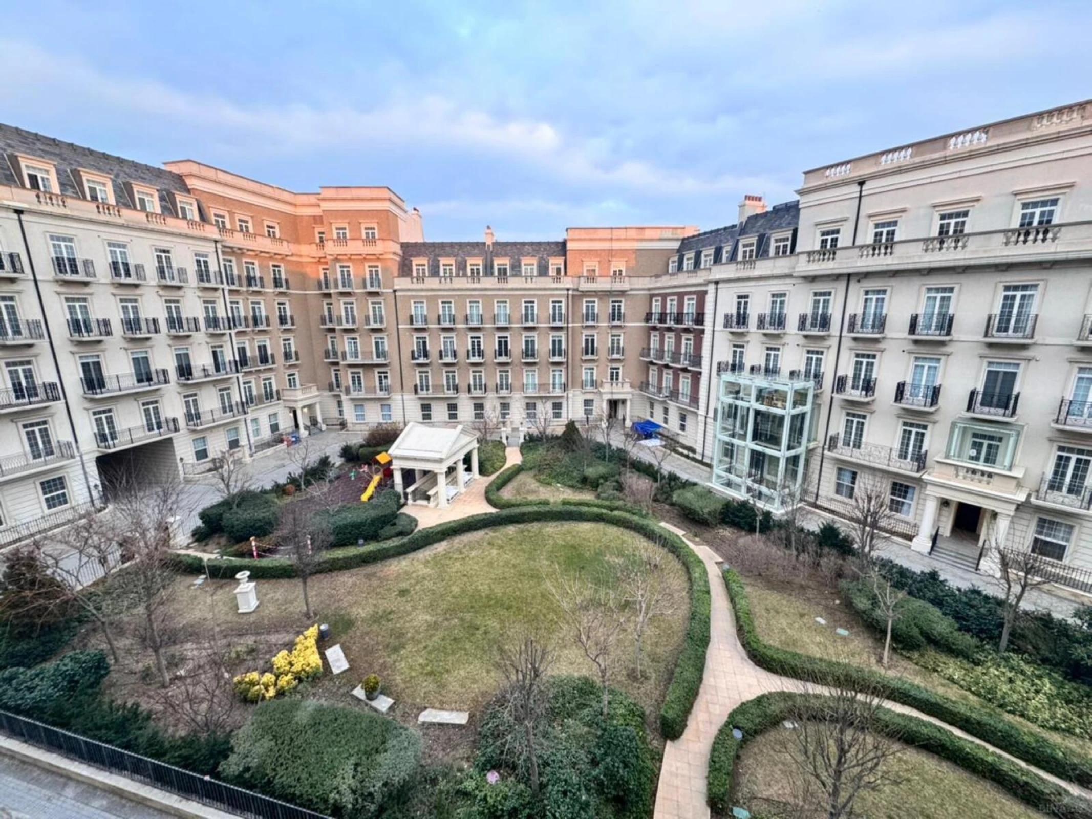 Satılır 4 otaqlı mənzil 185 m²