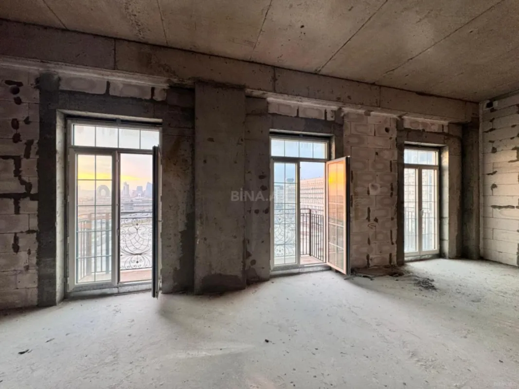 Satılır 4 otaqlı mənzil 185 m²