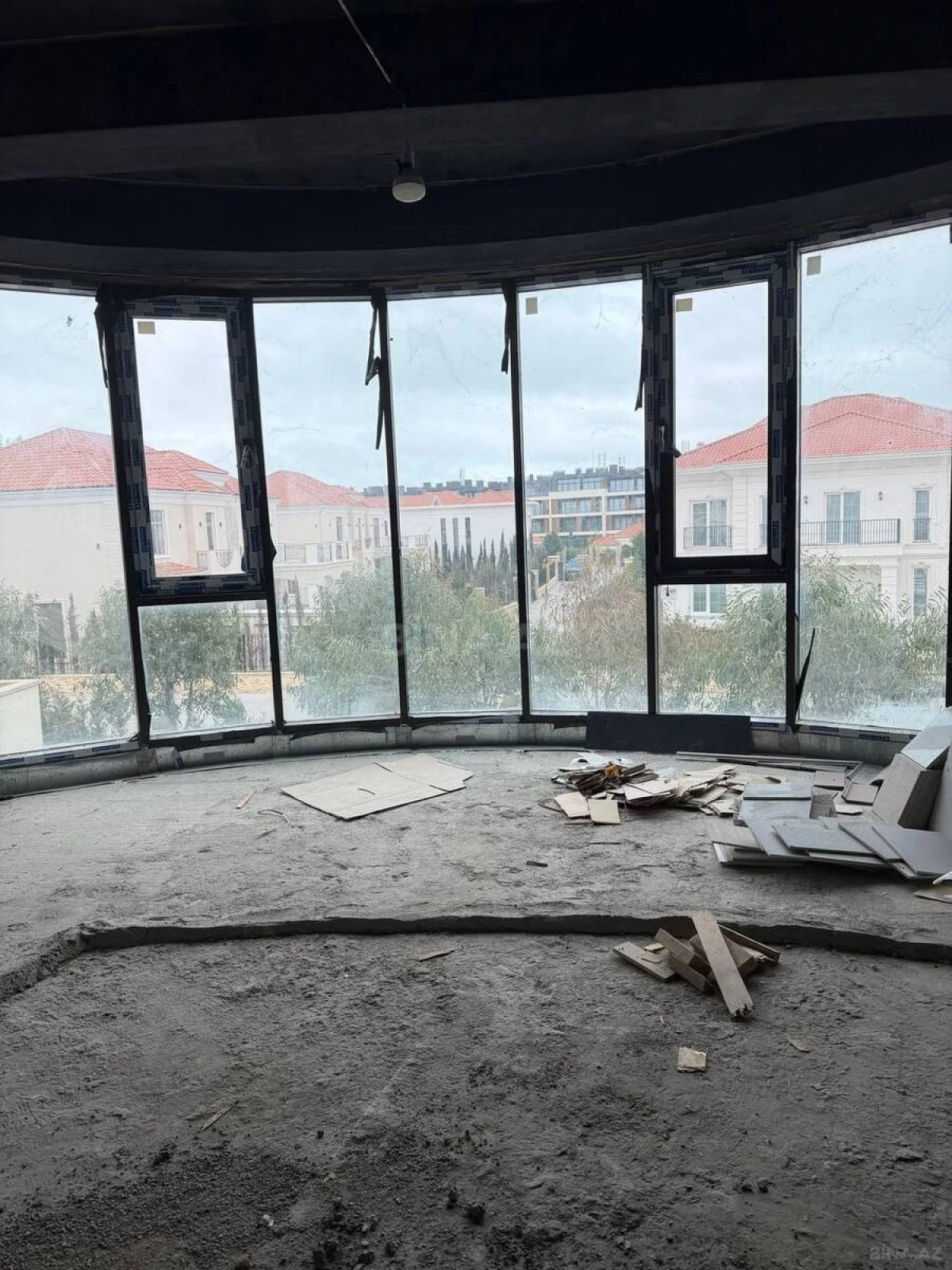 Satılır 4 otaqlı mənzil 198 m²