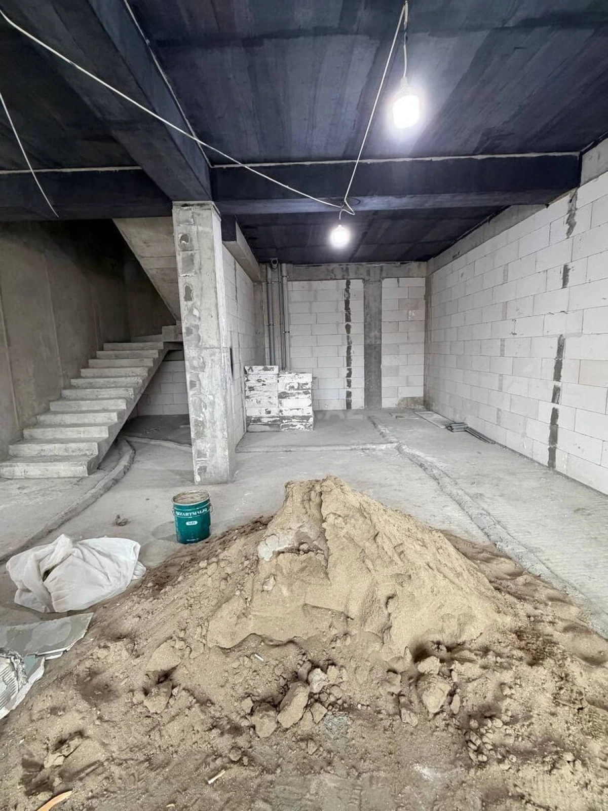 Satılır 4 otaqlı mənzil 198 m²
