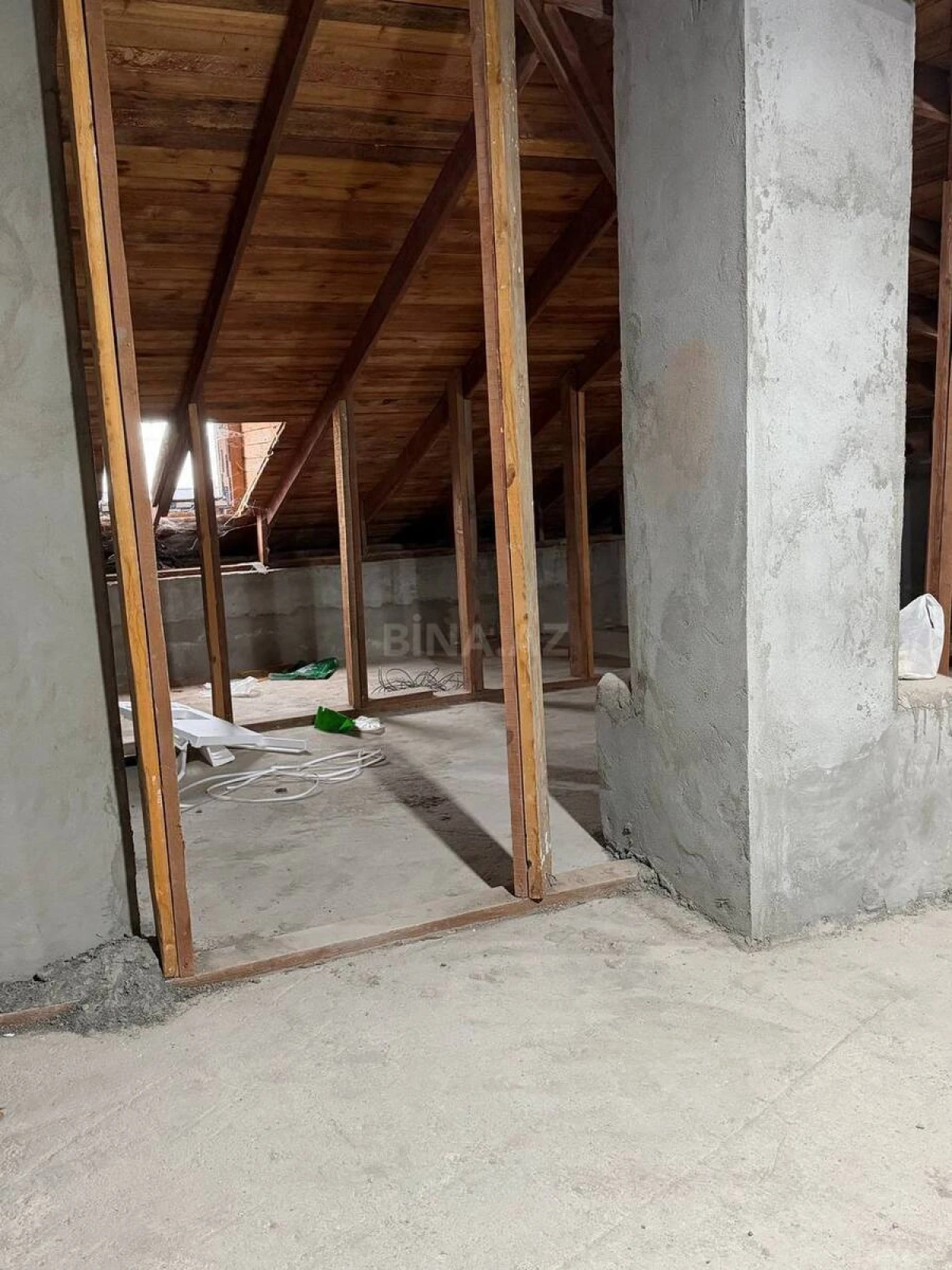 Satılır 4 otaqlı mənzil 198 m²