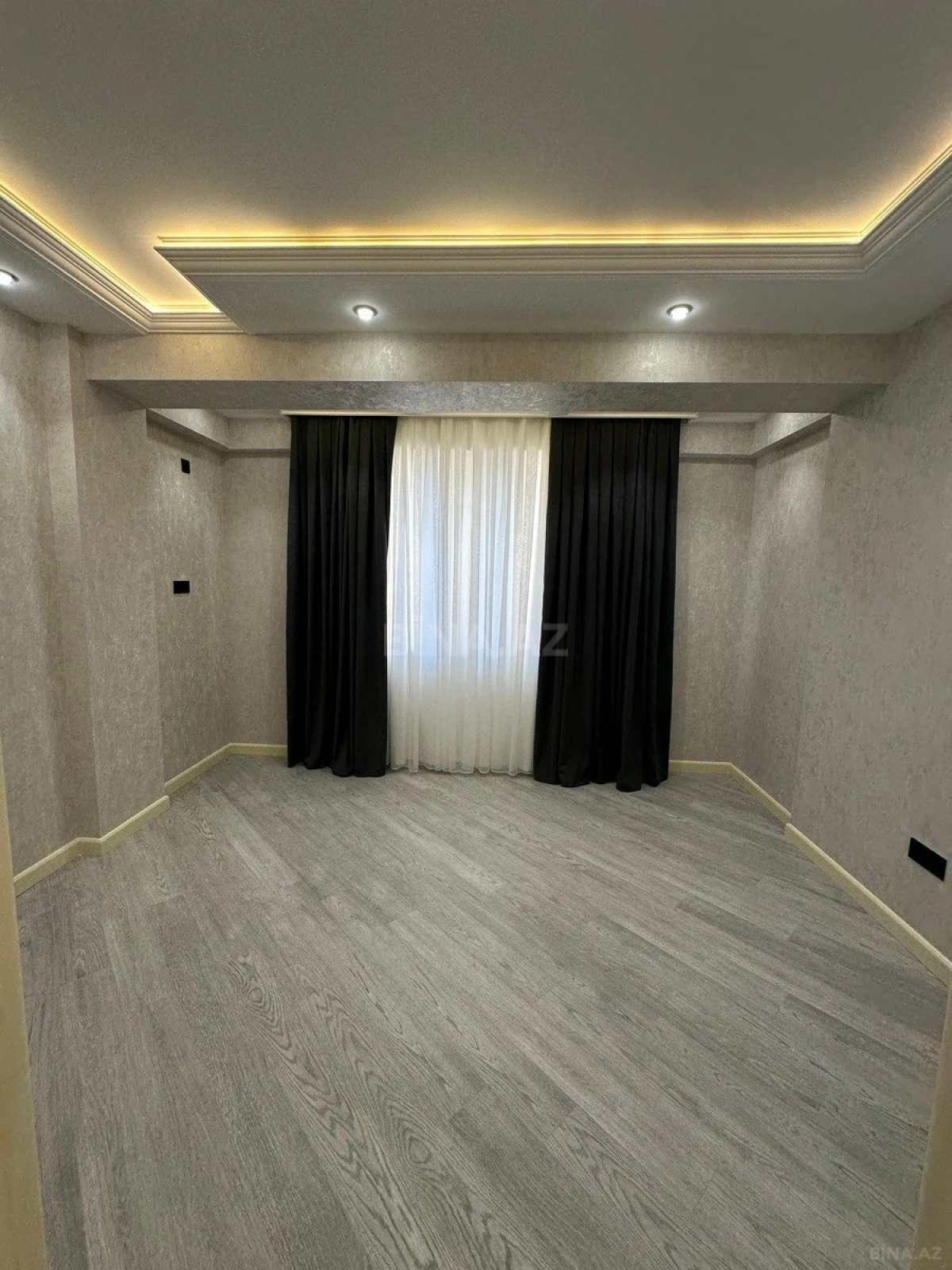 Satılır 4 otaqlı mənzil 135 m²