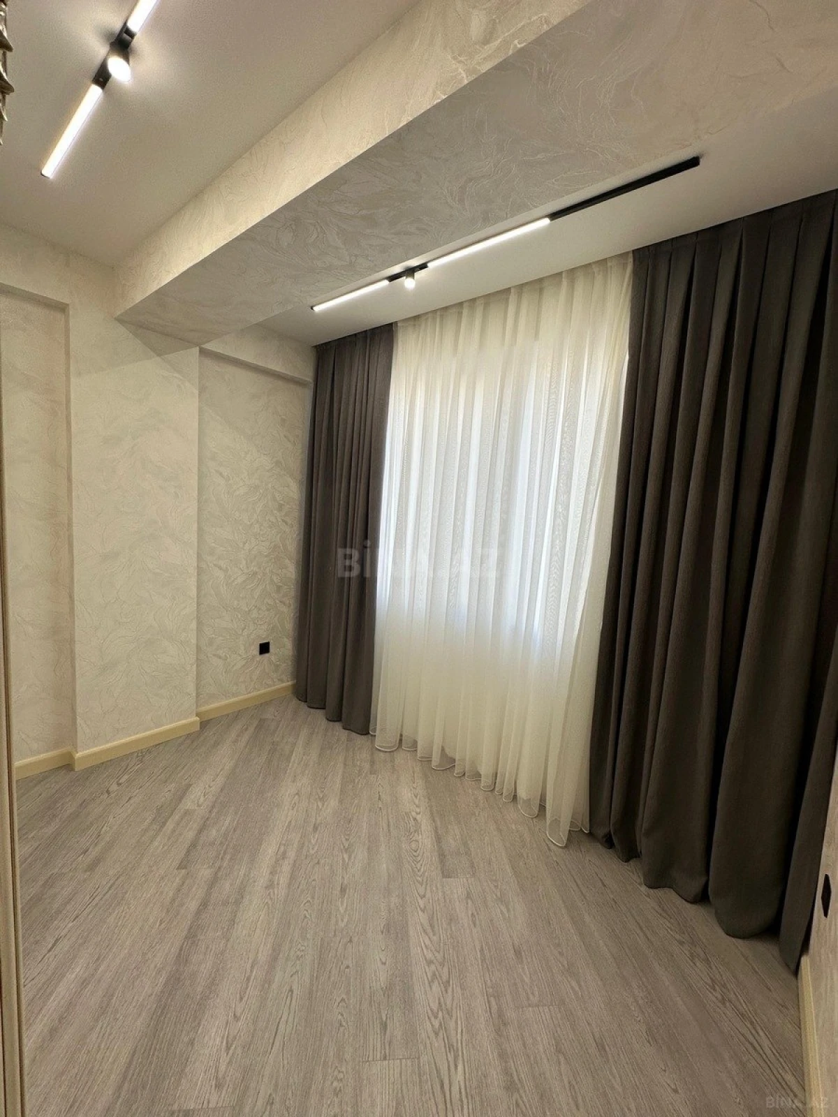 Satılır 4 otaqlı mənzil 135 m²