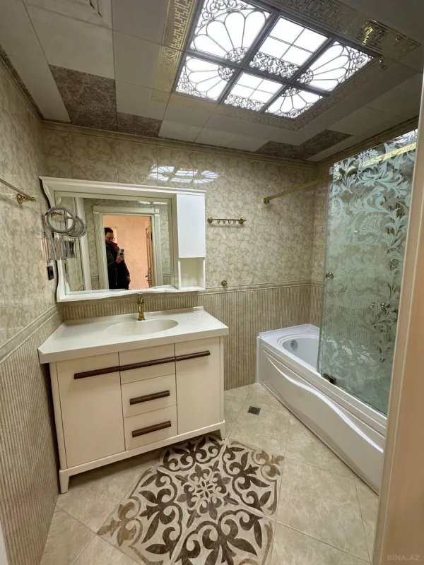 Satılır 4 otaqlı mənzil 135 m²