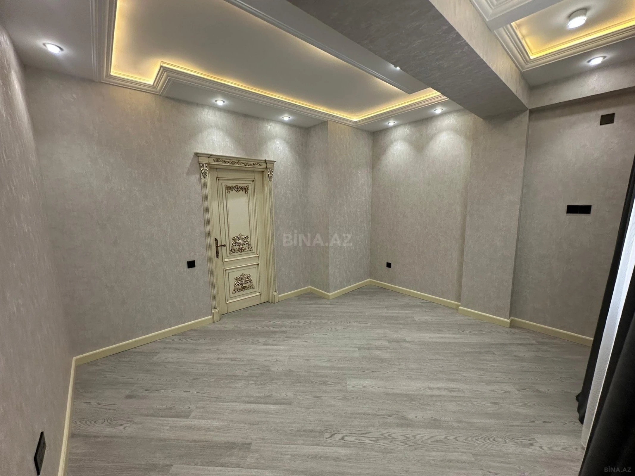 Satılır 4 otaqlı mənzil 135 m²