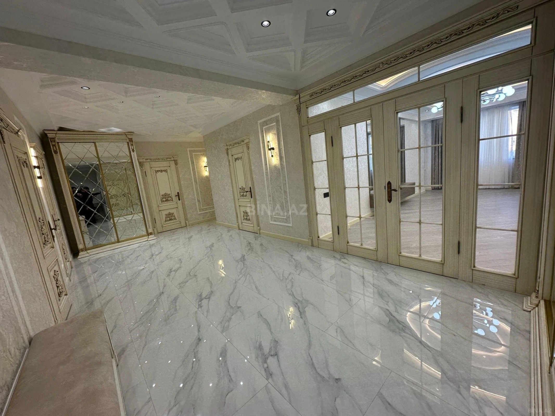 Satılır 4 otaqlı mənzil 135 m²