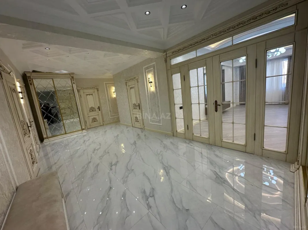 Satılır 4 otaqlı mənzil 135 m²