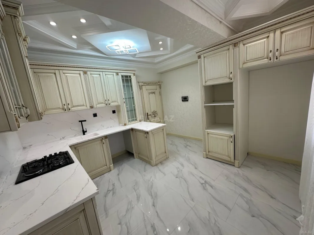 Satılır 4 otaqlı mənzil 135 m²