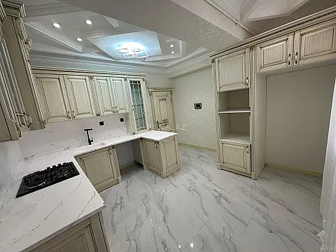 Satılır 4 otaqlı mənzil 135 m²