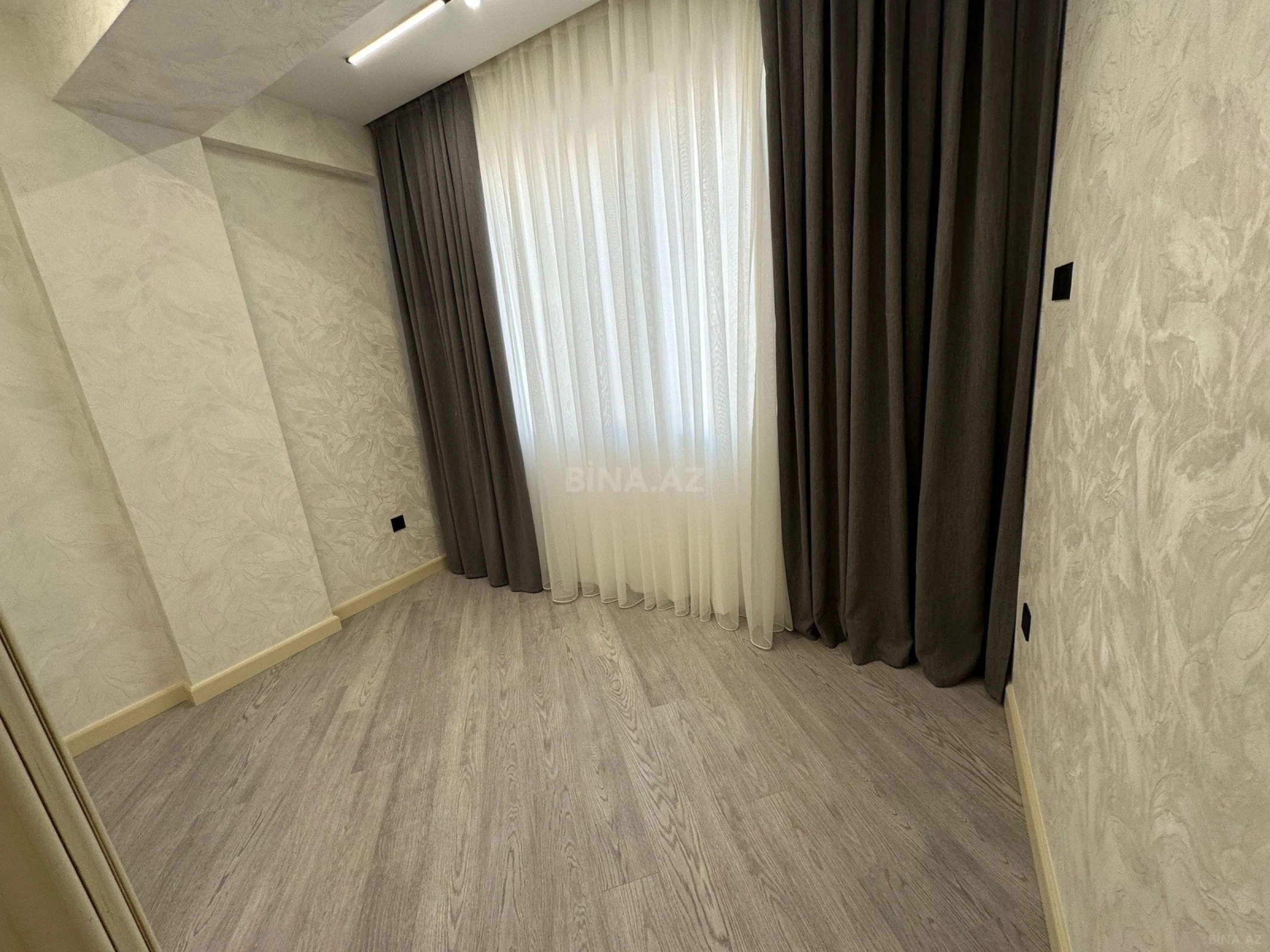 Satılır 4 otaqlı mənzil 135 m²