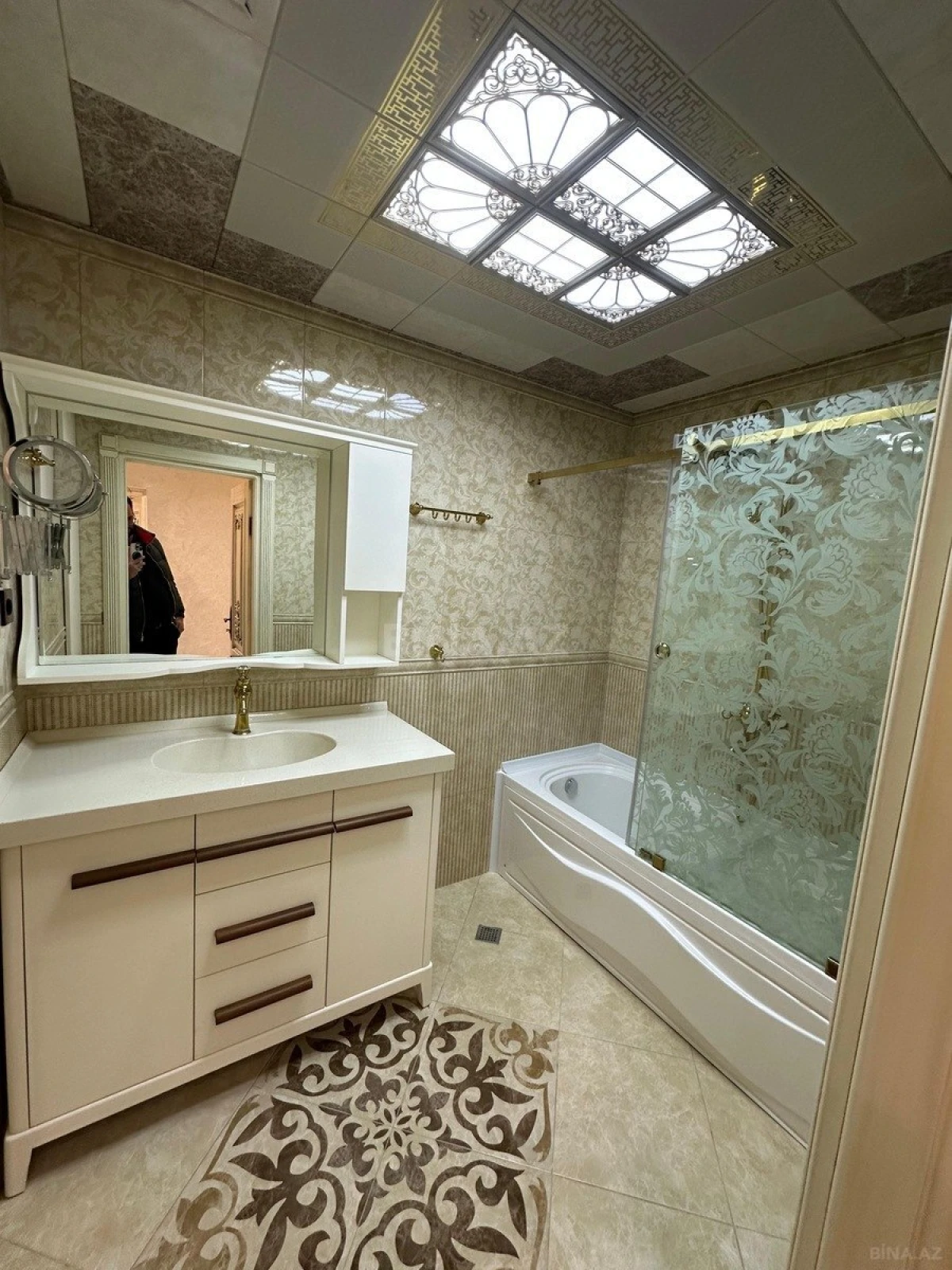 Satılır 4 otaqlı mənzil 135 m²