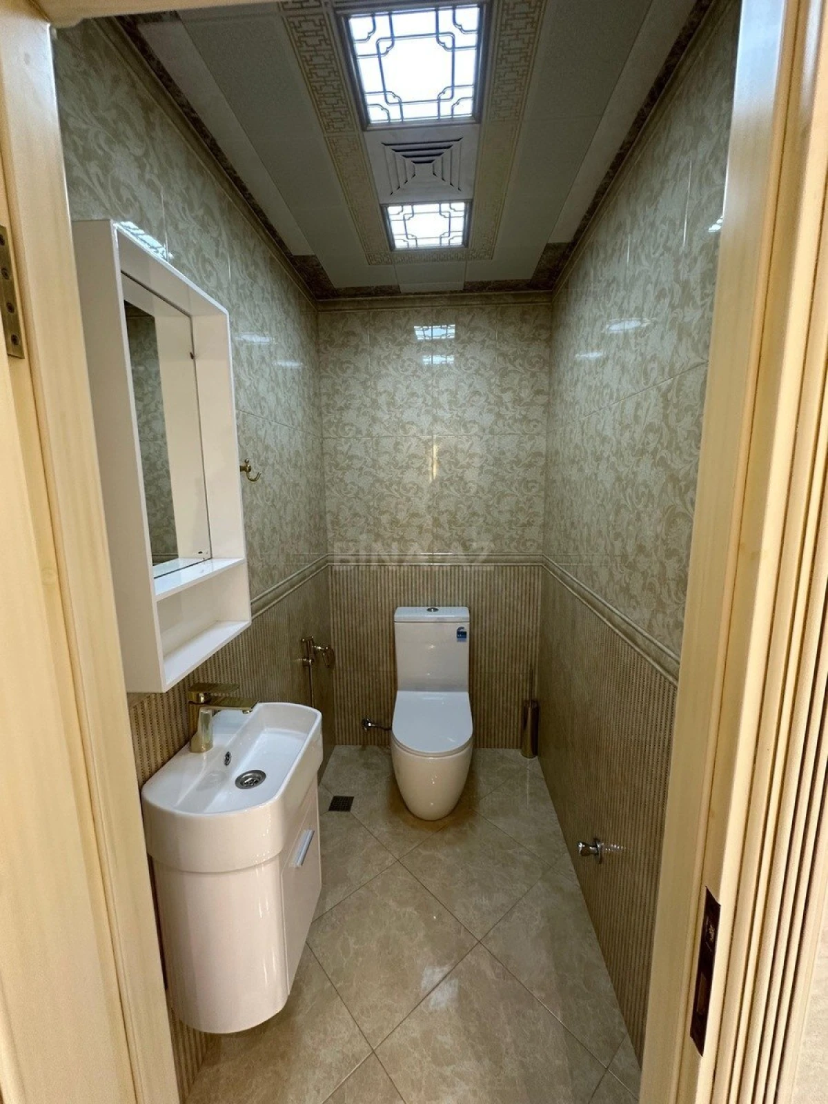 Satılır 4 otaqlı mənzil 135 m²