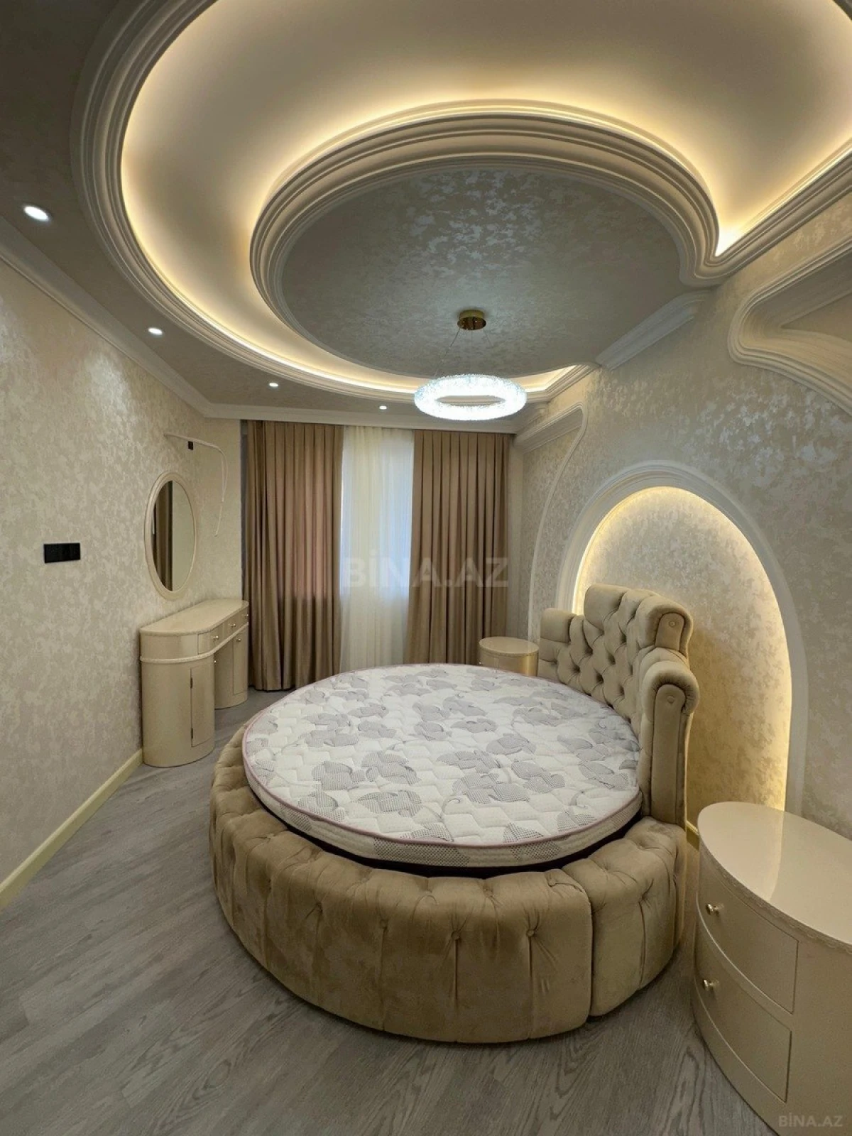 Satılır 4 otaqlı mənzil 135 m²