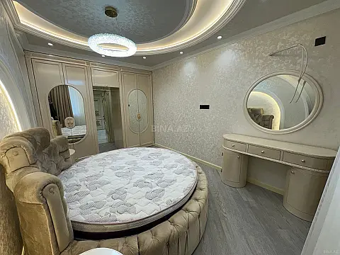 Satılır 4 otaqlı mənzil 135 m²