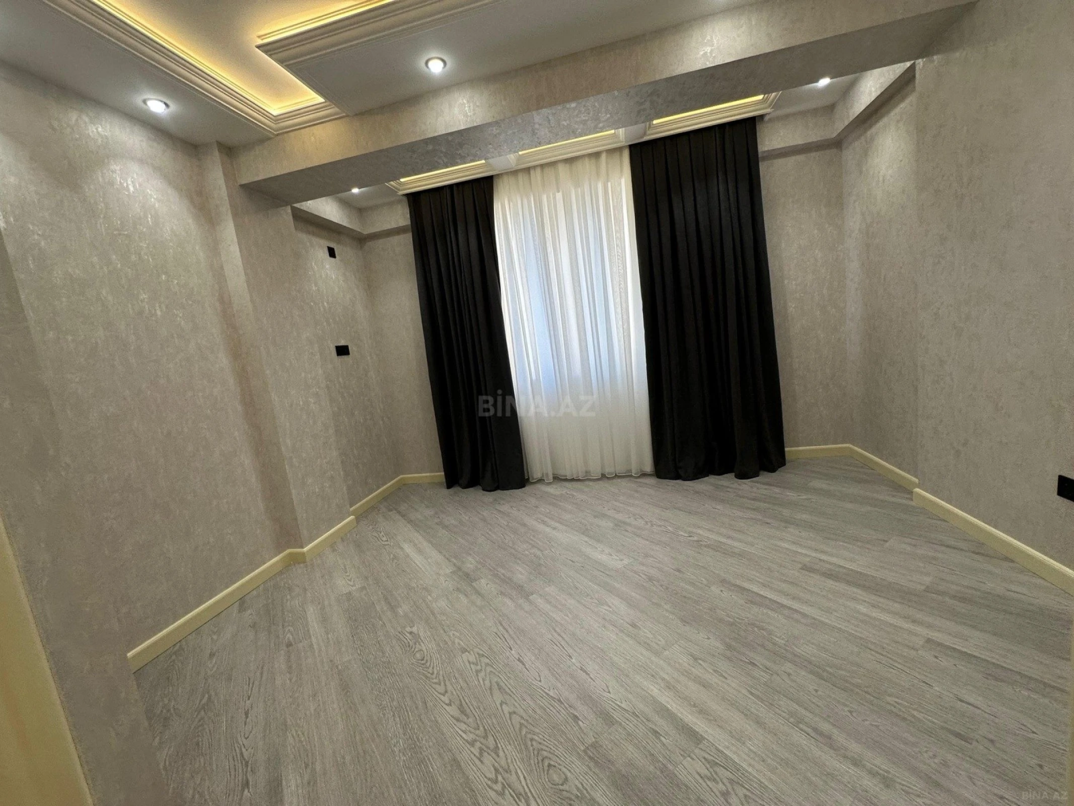 Satılır 4 otaqlı mənzil 135 m²