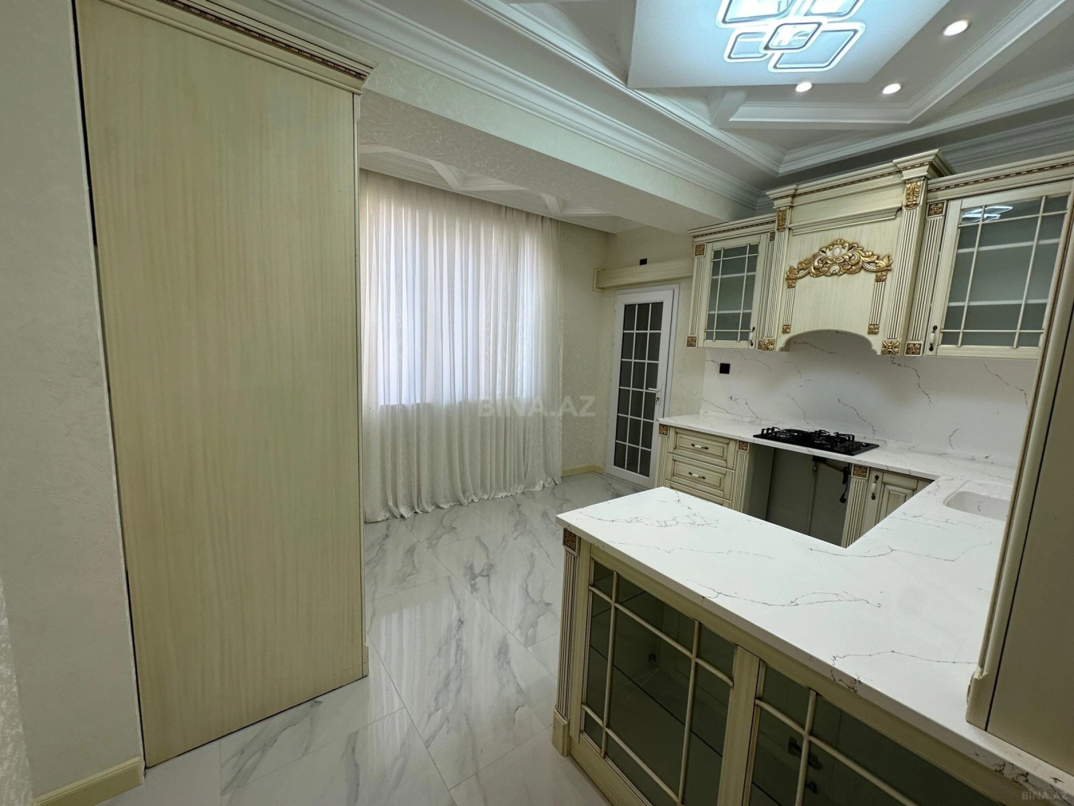 Satılır 4 otaqlı mənzil 135 m²