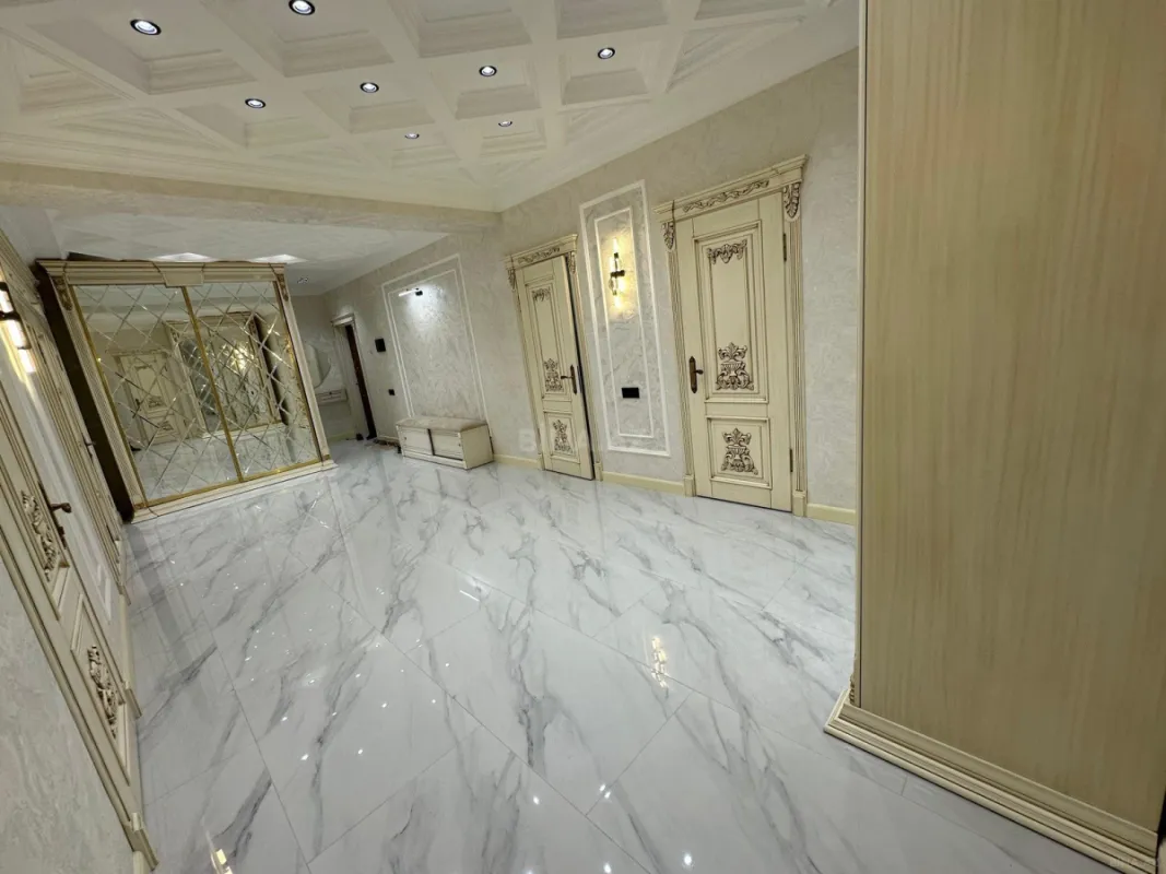 Satılır 4 otaqlı mənzil 135 m²