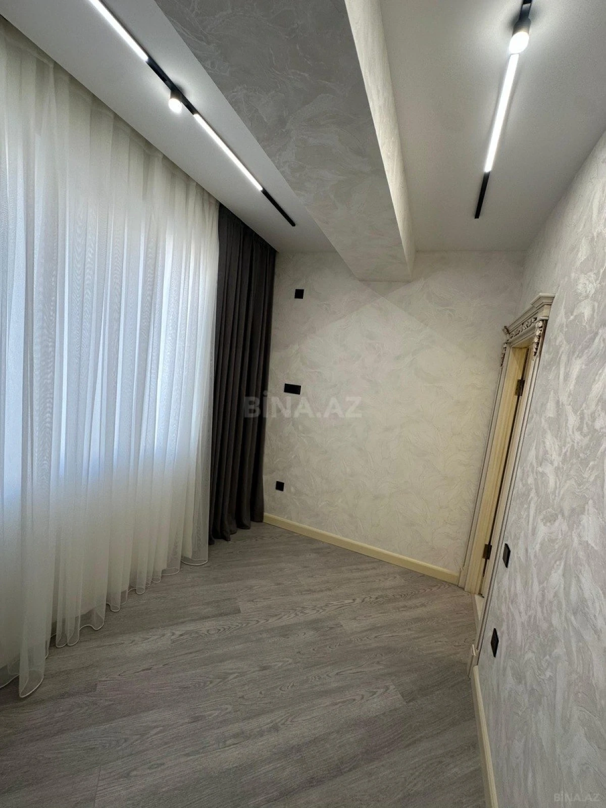 Satılır 4 otaqlı mənzil 135 m²