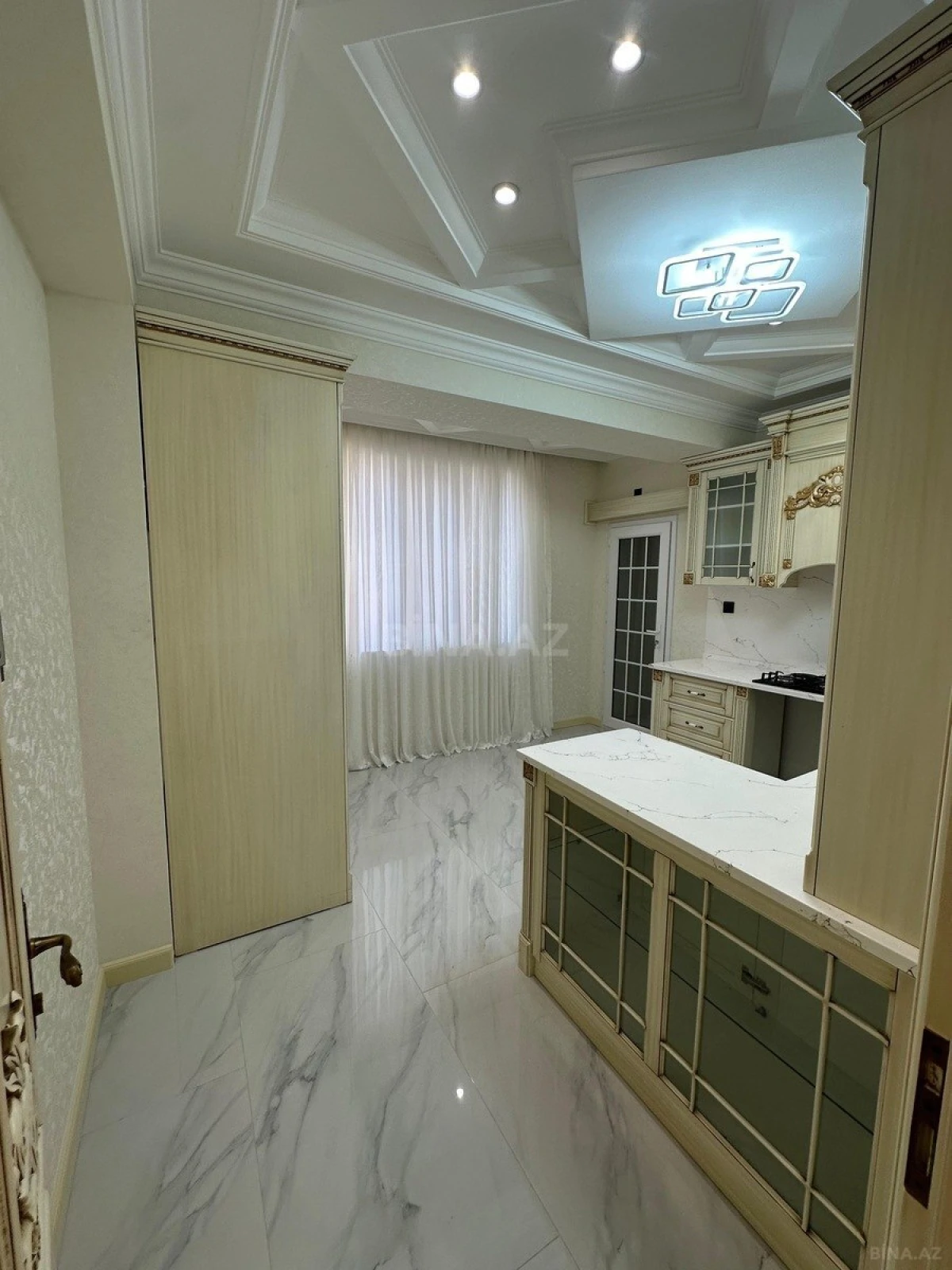Satılır 4 otaqlı mənzil 135 m²