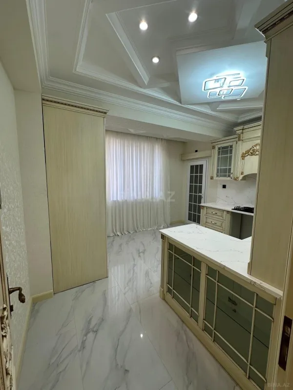 Satılır 4 otaqlı mənzil 135 m²