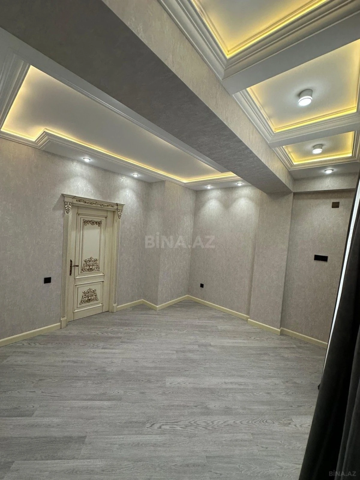 Satılır 4 otaqlı mənzil 135 m²