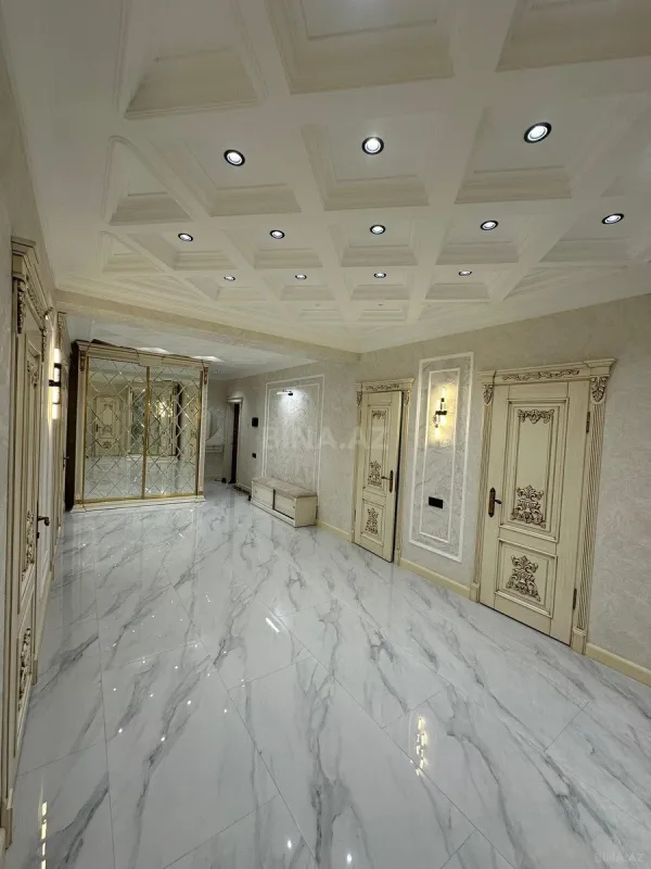 Satılır 4 otaqlı mənzil 135 m²