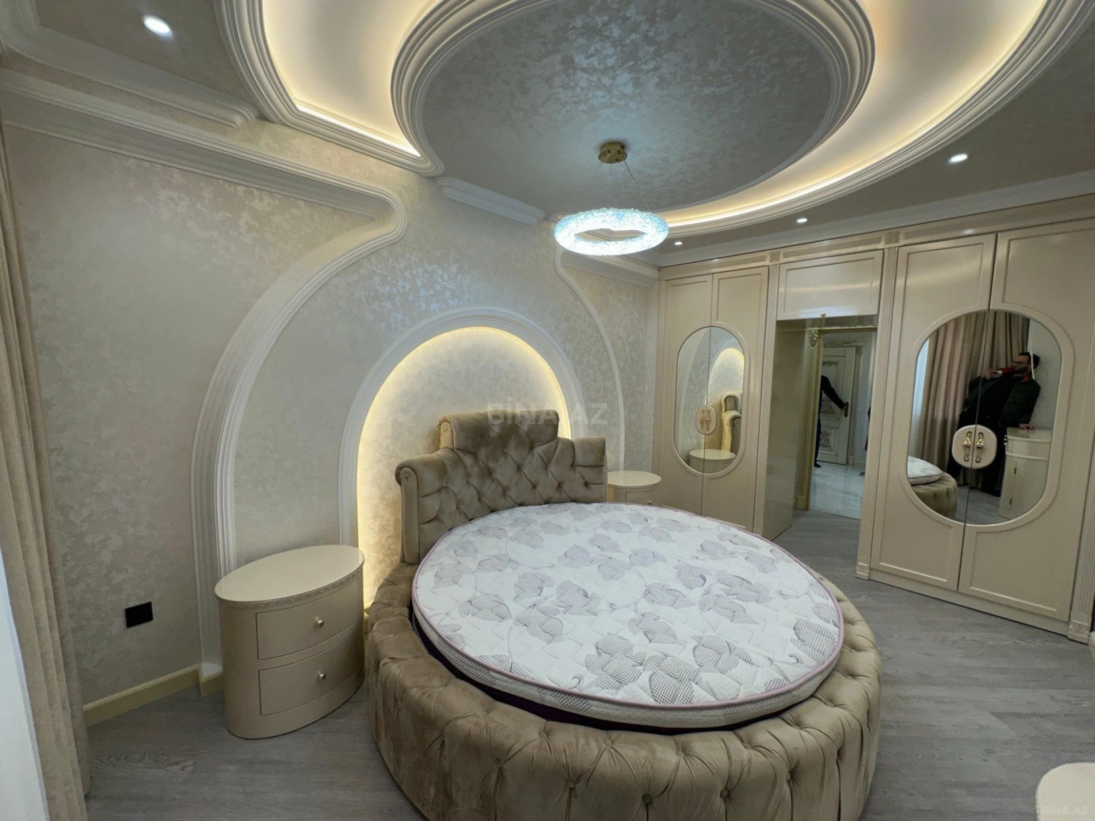 Satılır 4 otaqlı mənzil 135 m²