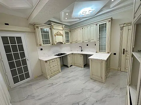 Satılır 4 otaqlı mənzil 135 m²