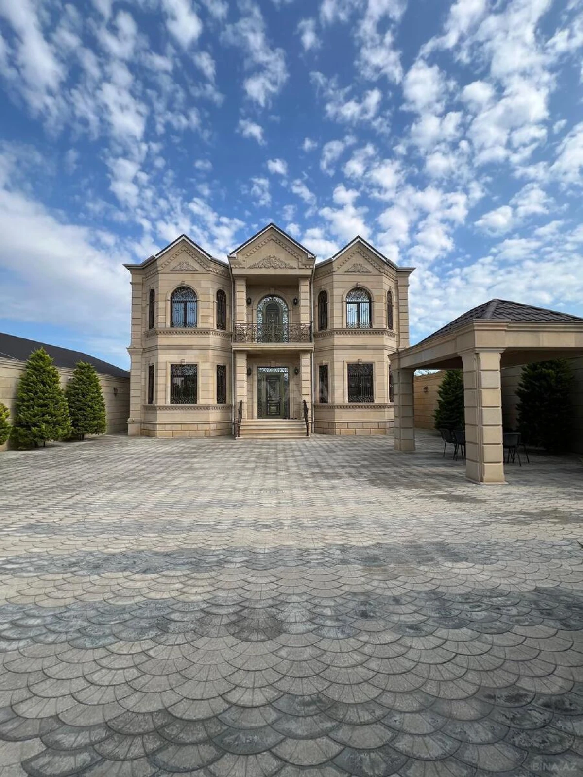 Satılır 7 otaqlı həyət evi 285 m²