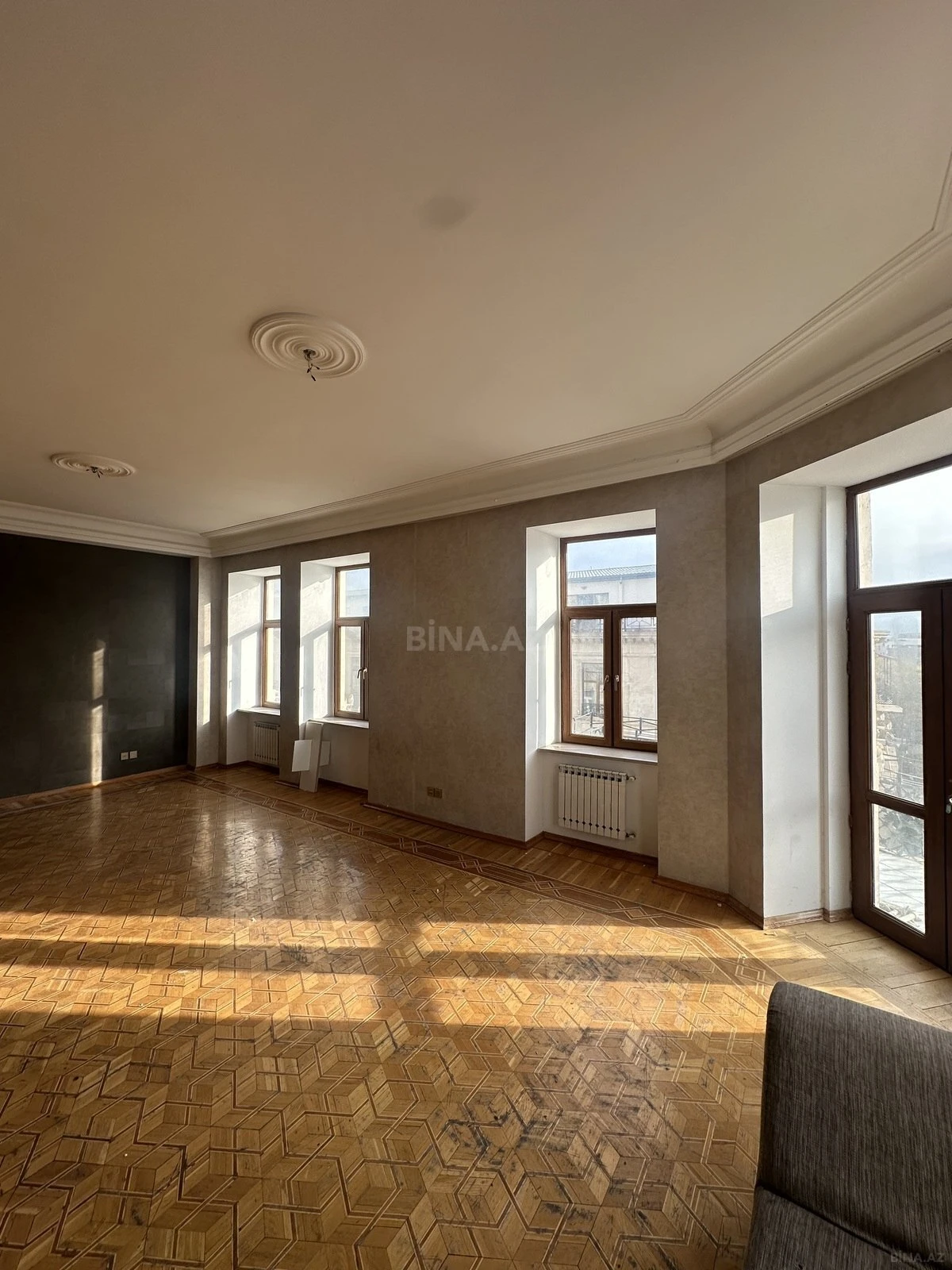 Satılır 6 otaqlı mənzil 320 m²