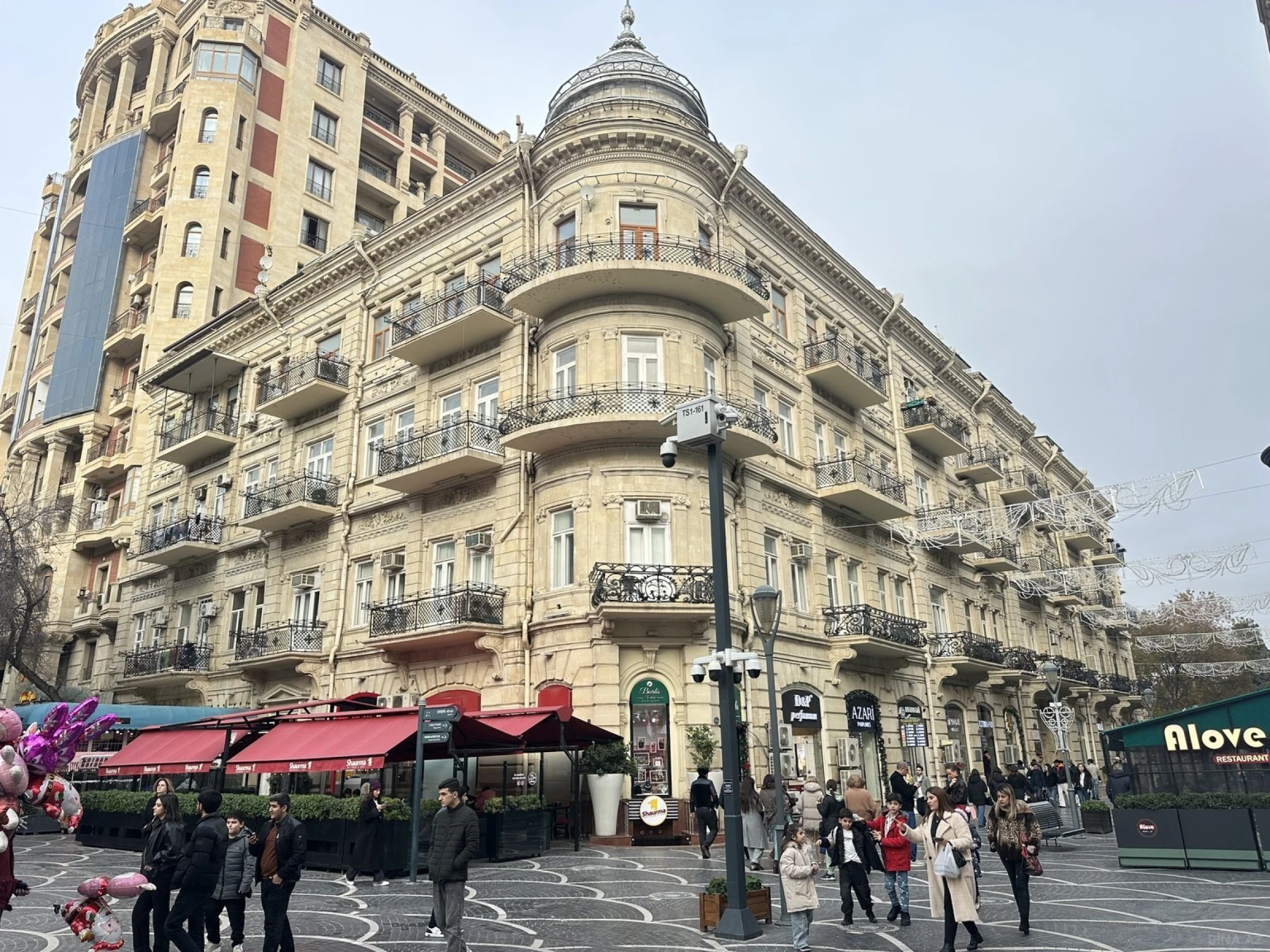 Satılır 6 otaqlı mənzil 320 m²