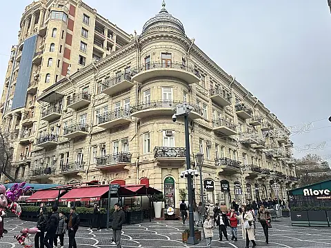 Satılır 6 otaqlı mənzil 320 m²