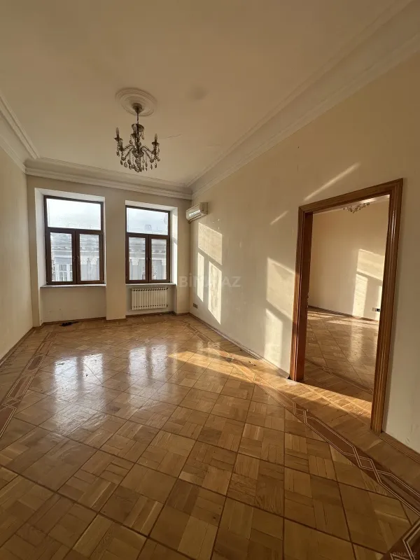 Satılır 6 otaqlı mənzil 320 m²