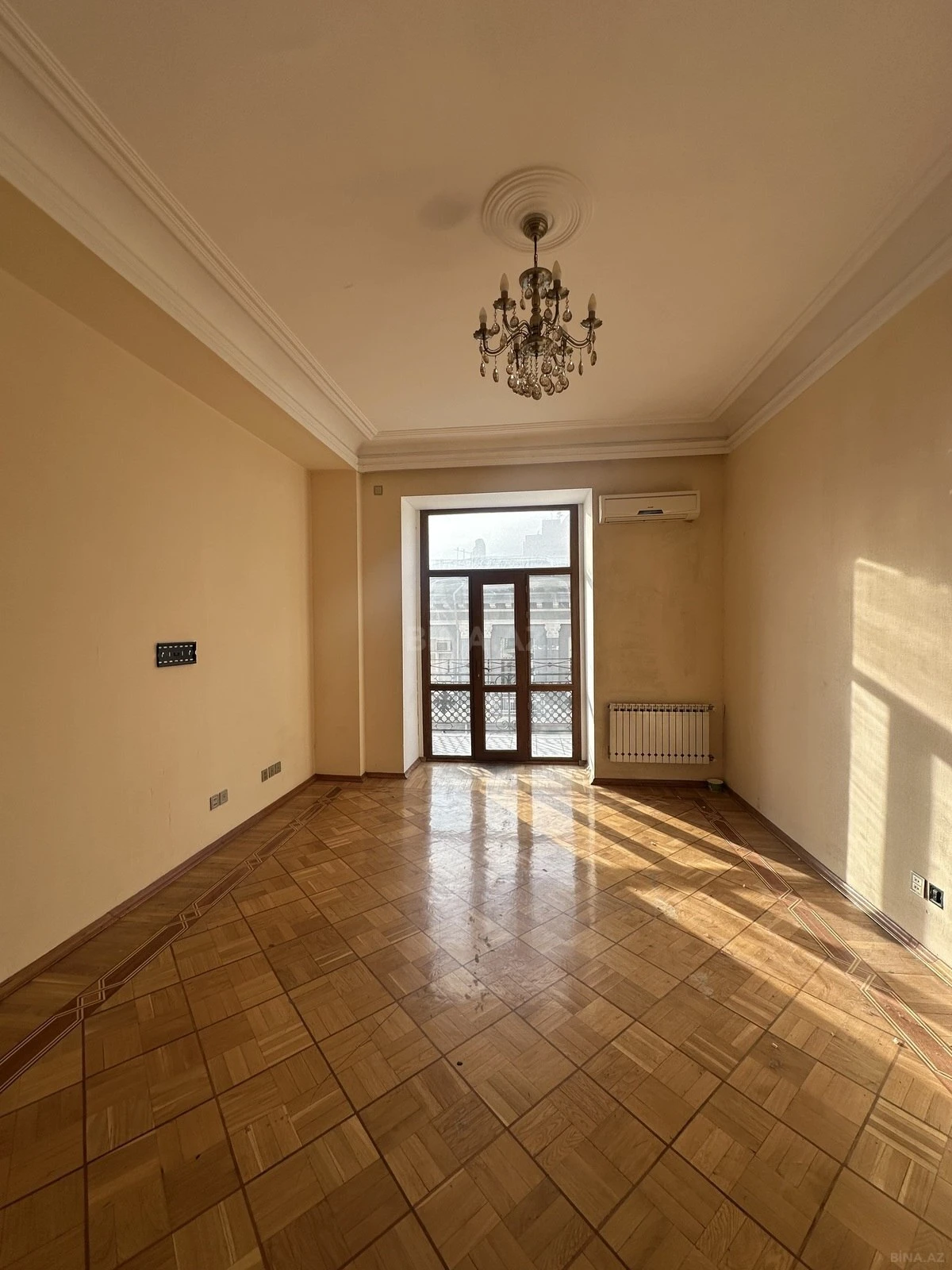 Satılır 6 otaqlı mənzil 320 m²