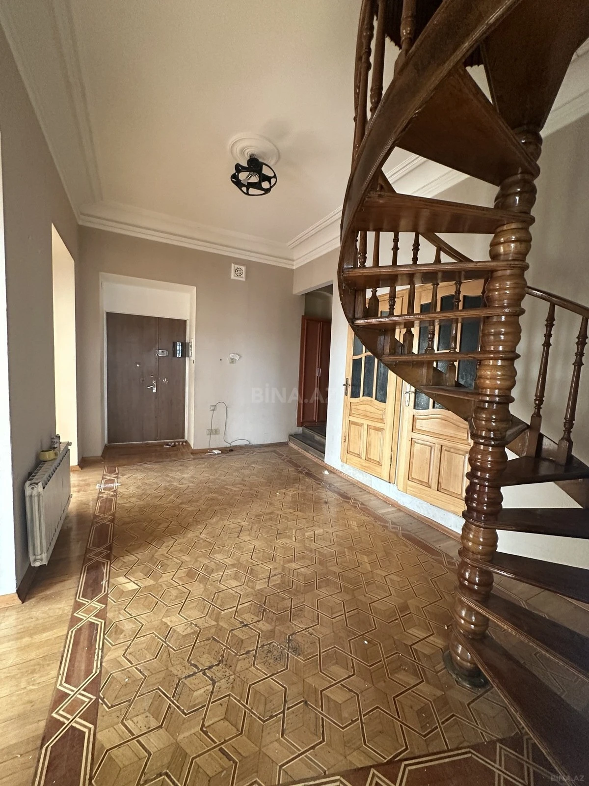 Satılır 6 otaqlı mənzil 320 m²