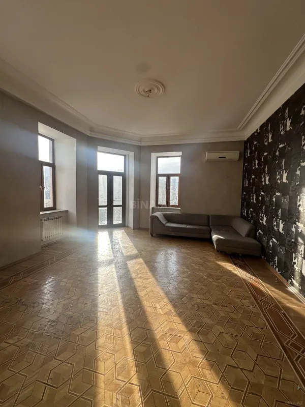 Satılır 6 otaqlı mənzil 320 m²