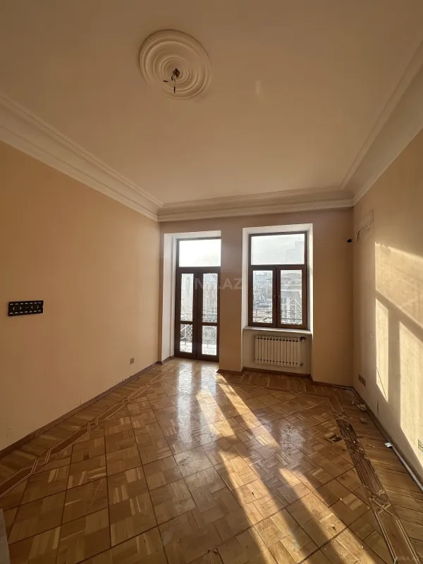 Satılır 6 otaqlı mənzil 320 m²