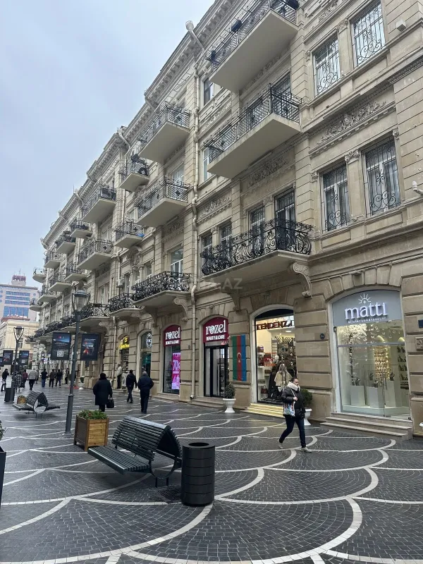 Satılır 6 otaqlı mənzil 320 m²